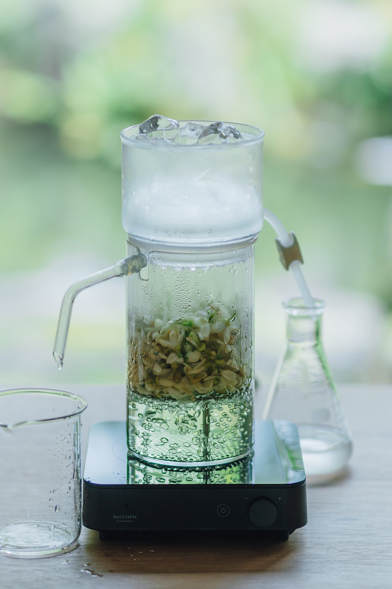 庭を背に置かれた蒸留器SOMA