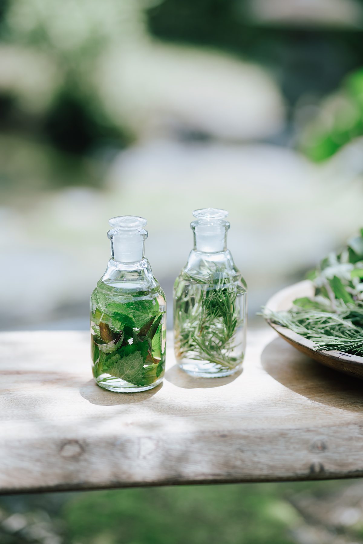 植物を漬けた小瓶がふたつ