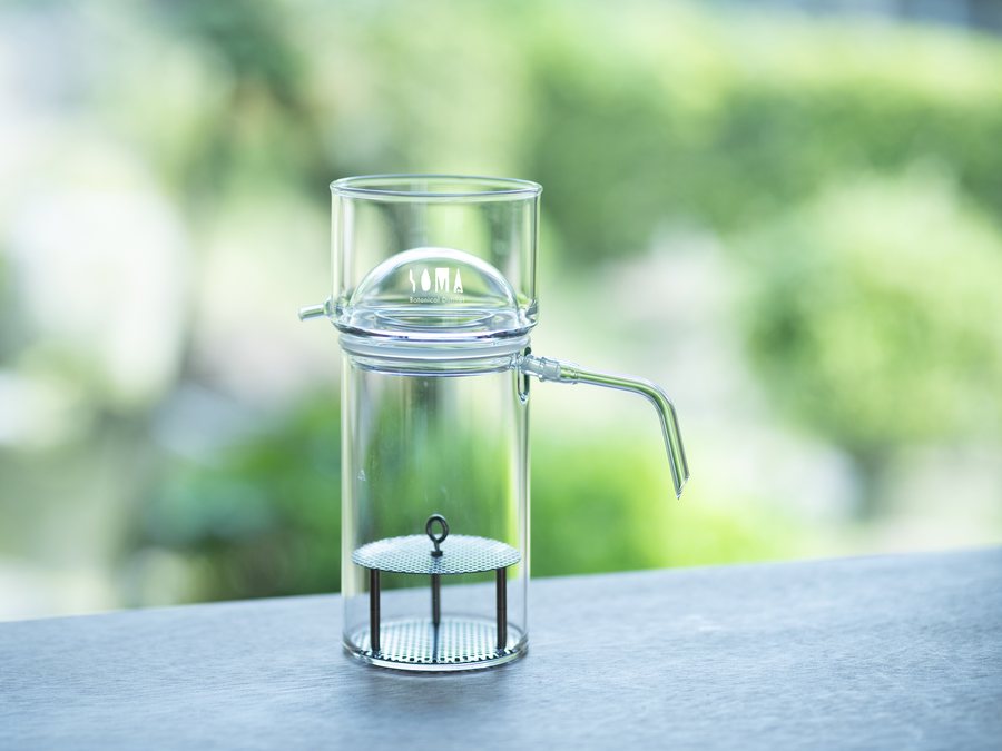 緑を背に置かれた蒸留器SOMA