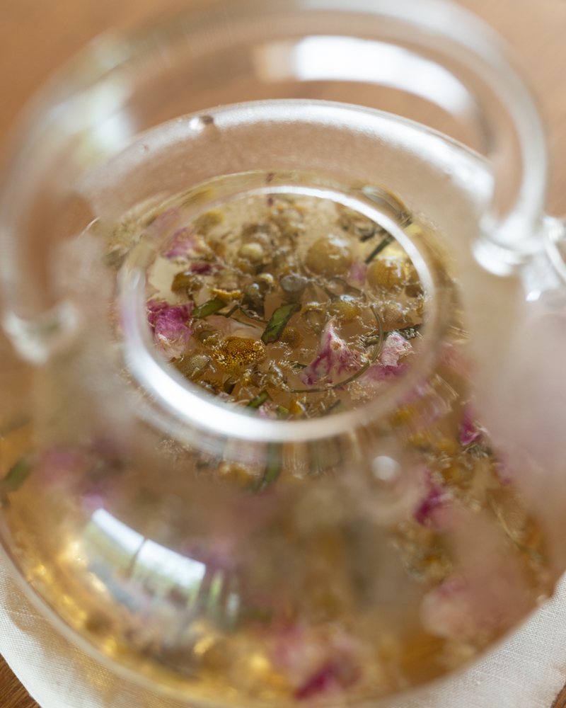 花びらを浮かべた蒸留水